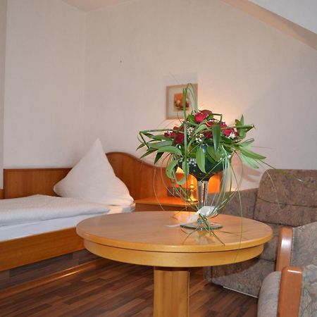 בורנהיים Hotel Garni Zum Dorfbrunnen חדר תמונה