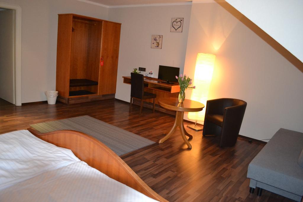 בורנהיים Hotel Garni Zum Dorfbrunnen מראה חיצוני תמונה