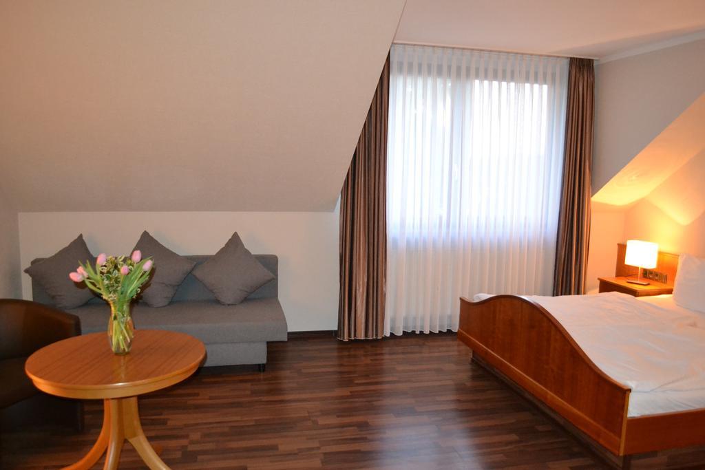 בורנהיים Hotel Garni Zum Dorfbrunnen מראה חיצוני תמונה