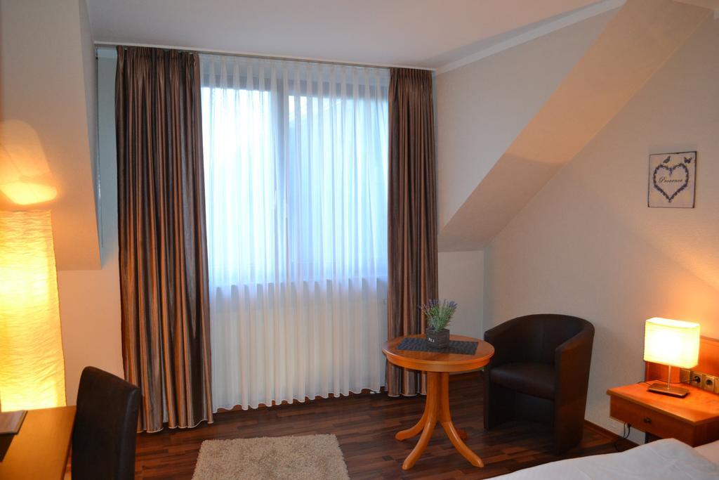 בורנהיים Hotel Garni Zum Dorfbrunnen מראה חיצוני תמונה